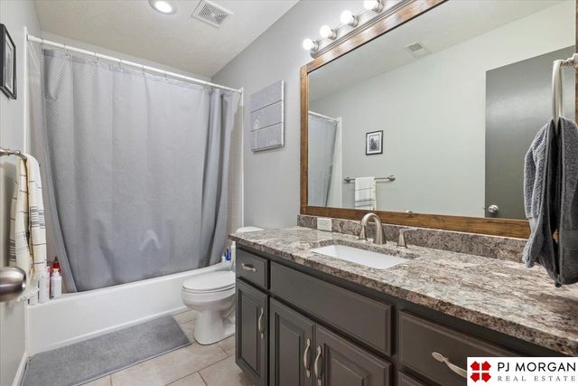 8608 S 98th Street, La Vista, NE 68128