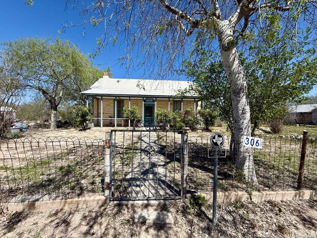 306 E El Paso, Brackettville, TX 78832