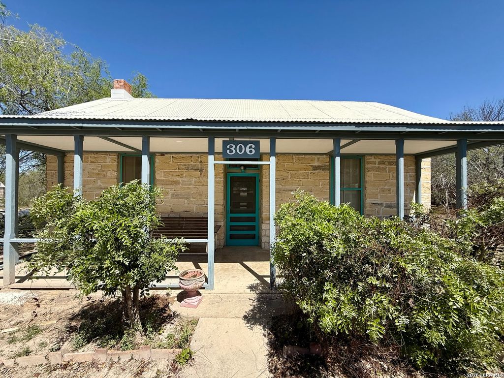 306 E El Paso, Brackettville, TX 78832