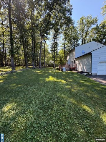 61 Heatherhill Lane, Woodcliff Lake, NJ 07677