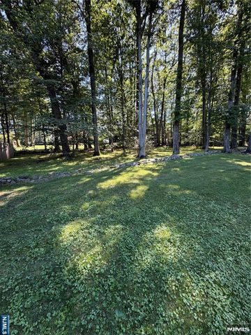 61 Heatherhill Lane, Woodcliff Lake, NJ 07677
