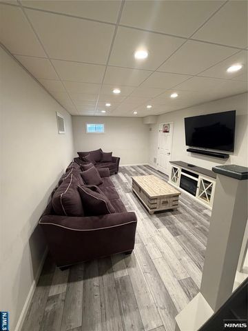 61 Heatherhill Lane, Woodcliff Lake, NJ 07677