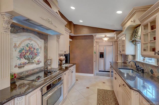 140 Wedgewood Drive, Hauppauge, NY 11788