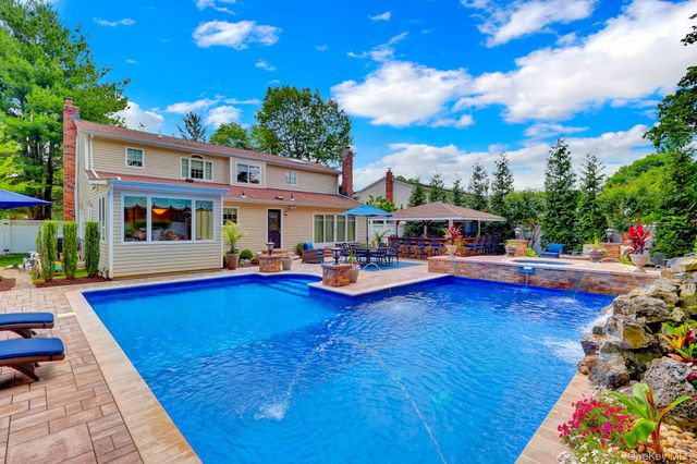 140 Wedgewood Drive, Hauppauge, NY 11788