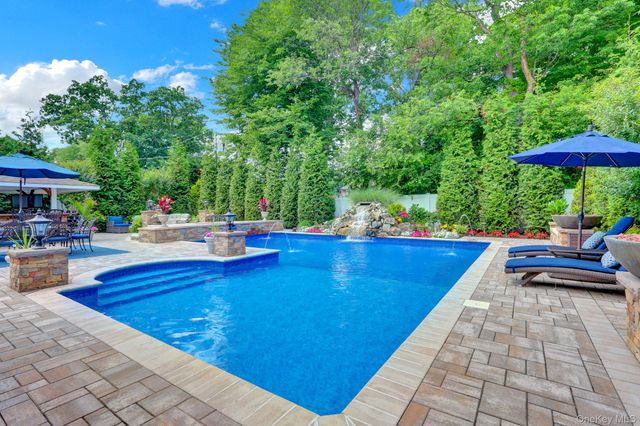 140 Wedgewood Drive, Hauppauge, NY 11788