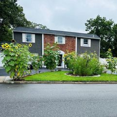 18 William Street, Coram, NY 11727