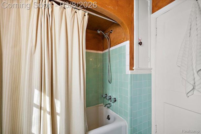 17601 Cambridge Boulevard, Lathrup Village, MI 48076