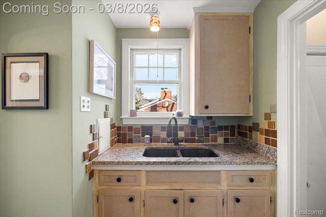 17601 Cambridge Boulevard, Lathrup Village, MI 48076