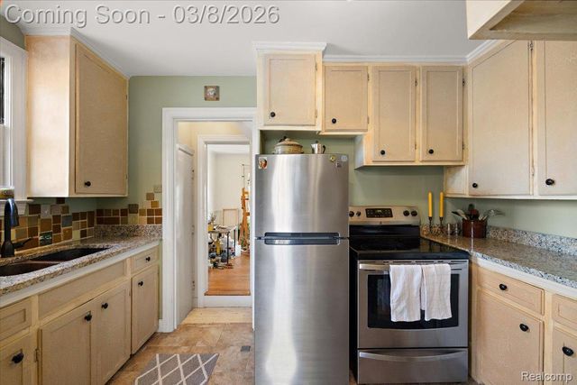 17601 Cambridge Boulevard, Lathrup Village, MI 48076