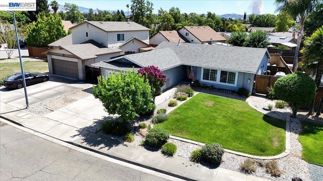 854 Hanover St, Livermore, CA 94551