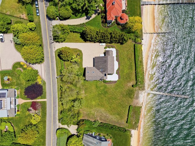 90 Peconic Avenue, Shelter Island, NY 11964