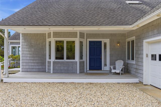 90 Peconic Avenue, Shelter Island, NY 11964