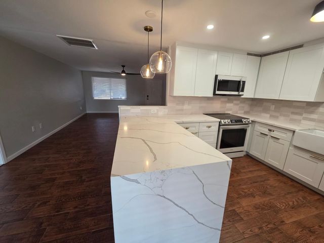 14011 N 38th Place, Phoenix, AZ 85032