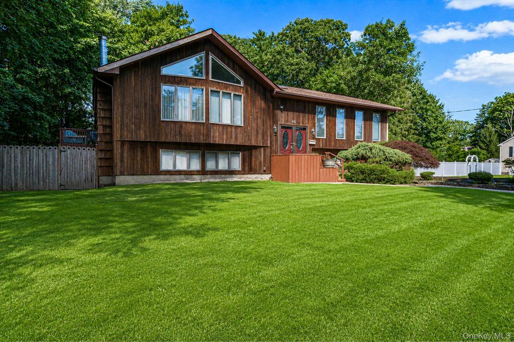48 Oak Avenue, Smithtown, NY 11787 — photo 2