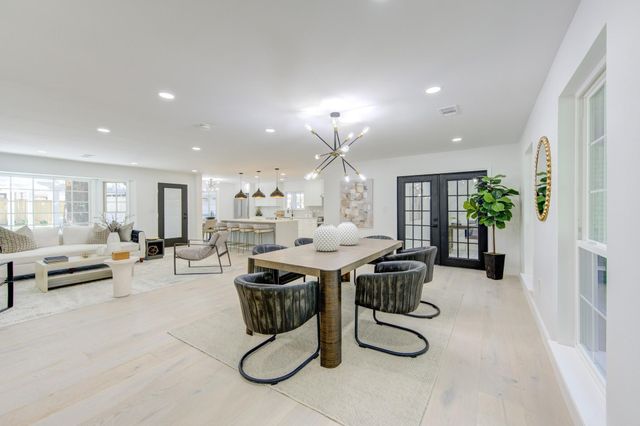 926 Old Lake Road, Houston, TX 77057