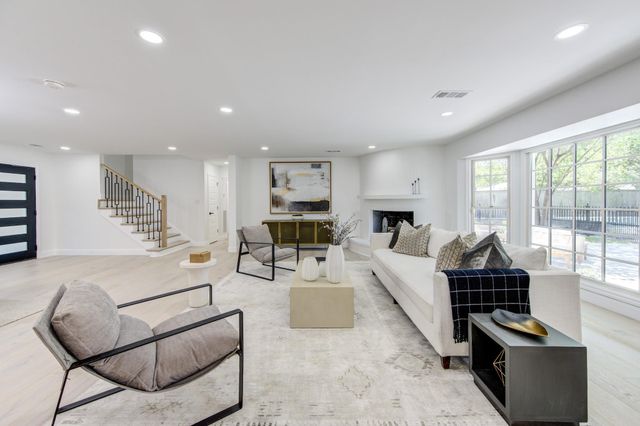 926 Old Lake Road, Houston, TX 77057