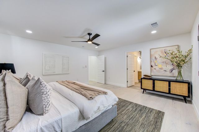 926 Old Lake Road, Houston, TX 77057
