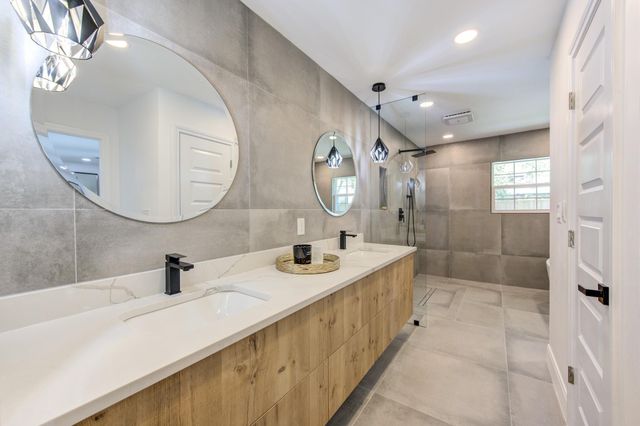 926 Old Lake Road, Houston, TX 77057