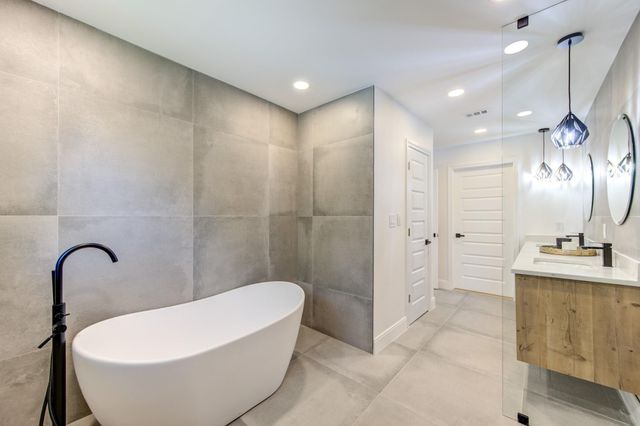 926 Old Lake Road, Houston, TX 77057