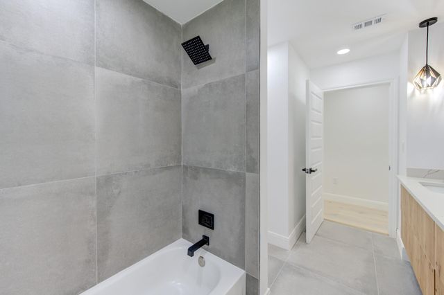 926 Old Lake Road, Houston, TX 77057