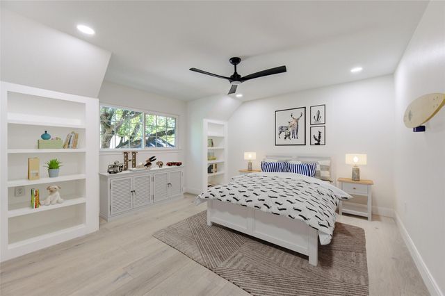 926 Old Lake Road, Houston, TX 77057