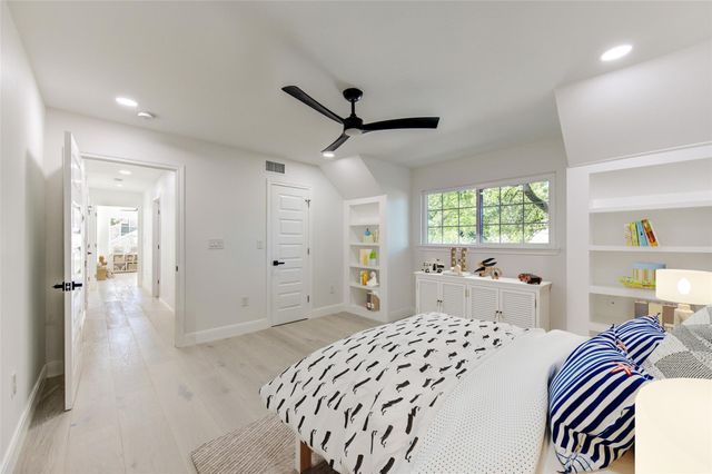 926 Old Lake Road, Houston, TX 77057