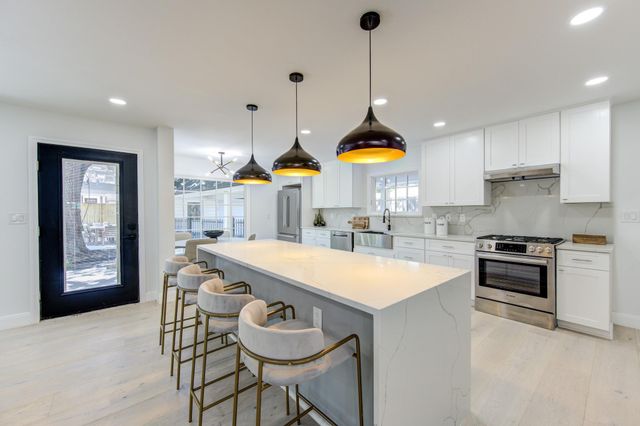 926 Old Lake Road, Houston, TX 77057