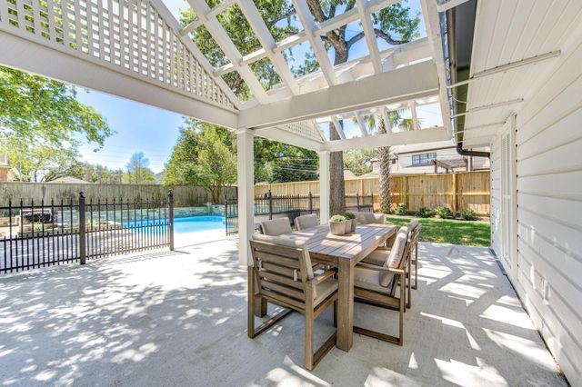 926 Old Lake Road, Houston, TX 77057