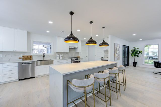 926 Old Lake Road, Houston, TX 77057