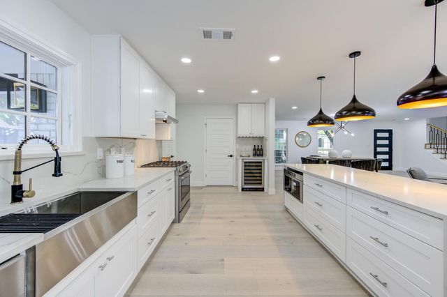 926 Old Lake Road, Houston, TX 77057