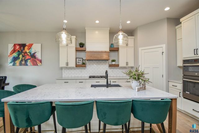 7408 S Ballymore Cir Circle, Sioux Falls, SD 57108