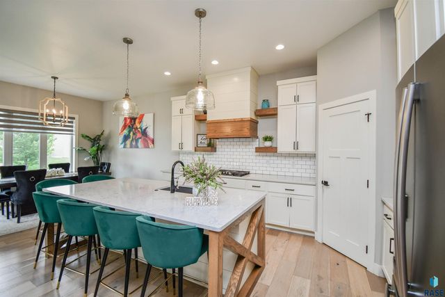 7408 S Ballymore Cir Circle, Sioux Falls, SD 57108