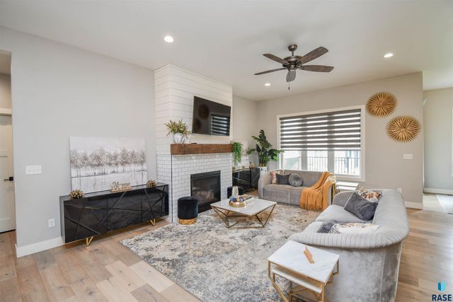 7408 S Ballymore Cir Circle, Sioux Falls, SD 57108