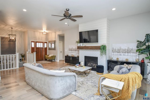 7408 S Ballymore Cir Circle, Sioux Falls, SD 57108