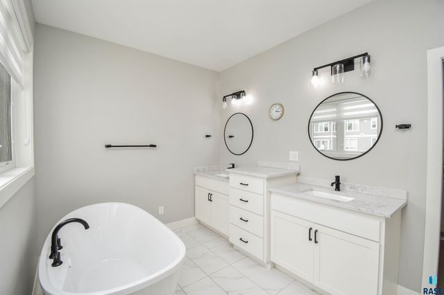 7408 S Ballymore Cir Circle, Sioux Falls, SD 57108