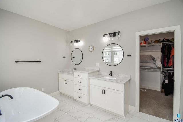 7408 S Ballymore Cir Circle, Sioux Falls, SD 57108