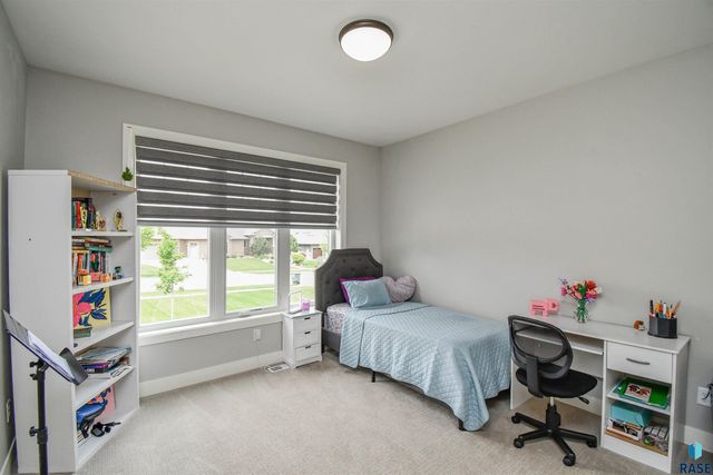 7408 S Ballymore Cir Circle, Sioux Falls, SD 57108