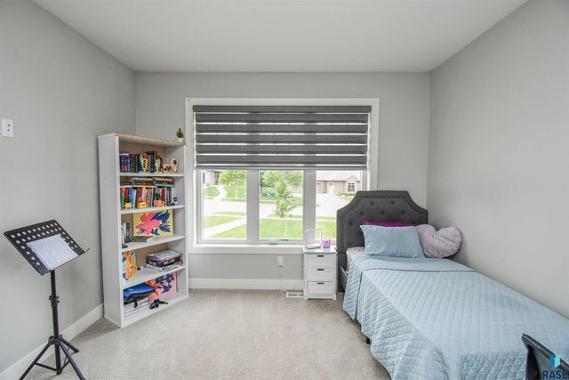 7408 S Ballymore Cir Circle, Sioux Falls, SD 57108