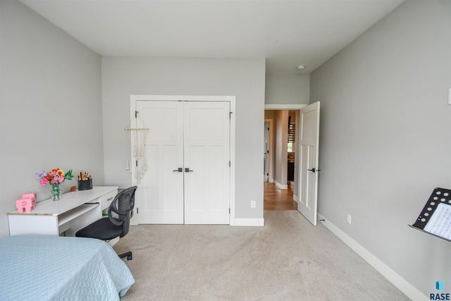 7408 S Ballymore Cir Circle, Sioux Falls, SD 57108