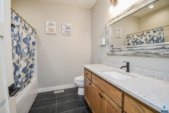 7408 S Ballymore Cir Circle, Sioux Falls, SD 57108