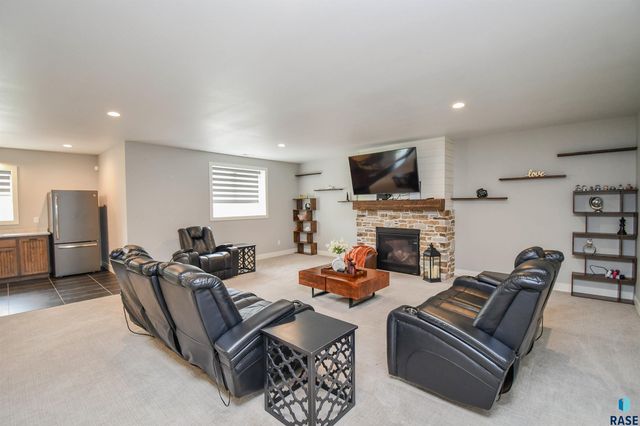 7408 S Ballymore Cir Circle, Sioux Falls, SD 57108