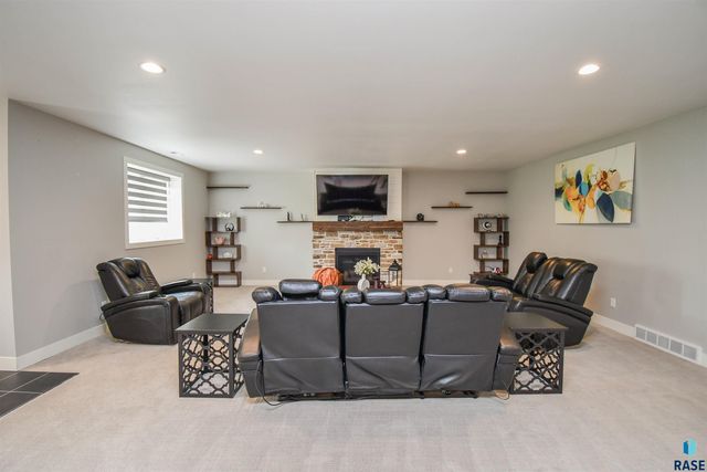 7408 S Ballymore Cir Circle, Sioux Falls, SD 57108