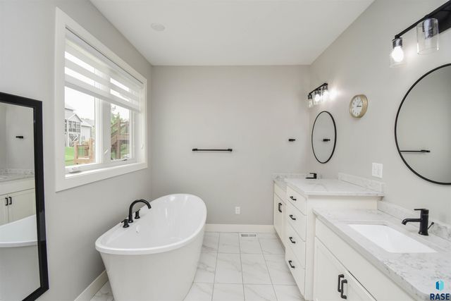 7408 S Ballymore Cir Circle, Sioux Falls, SD 57108
