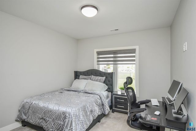 7408 S Ballymore Cir Circle, Sioux Falls, SD 57108