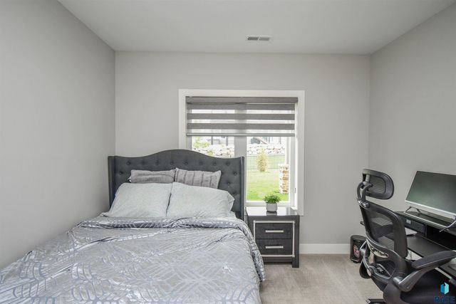 7408 S Ballymore Cir Circle, Sioux Falls, SD 57108