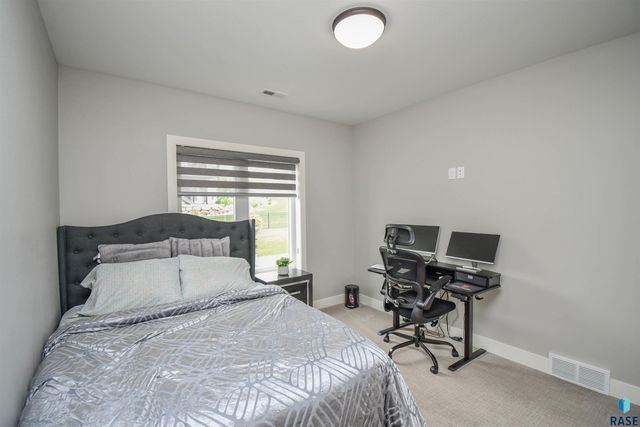 7408 S Ballymore Cir Circle, Sioux Falls, SD 57108
