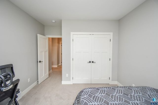 7408 S Ballymore Cir Circle, Sioux Falls, SD 57108