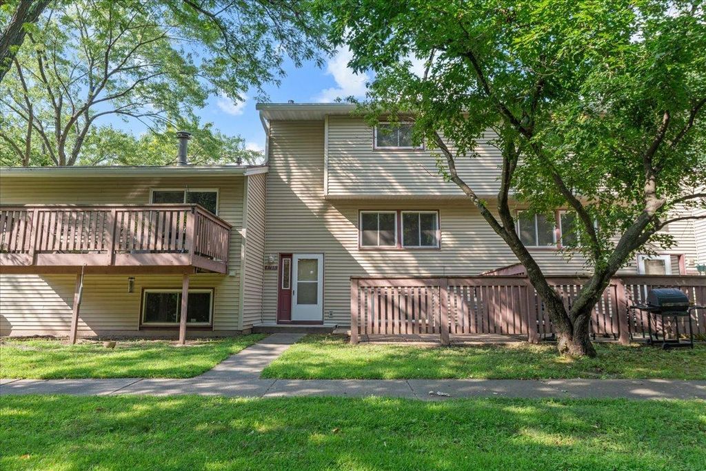 4788 Grenwich Way N, Oakdale, MN 55128