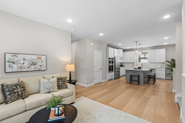 2817 Victoria Street N, Roseville, MN 55113