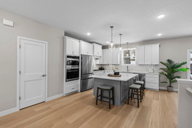 2817 Victoria Street N, Roseville, MN 55113